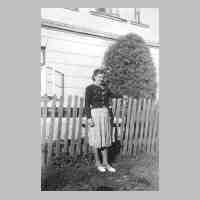 051-0042 Martha Nuckel vor der Giebelseite des Hauses. 1941.jpg